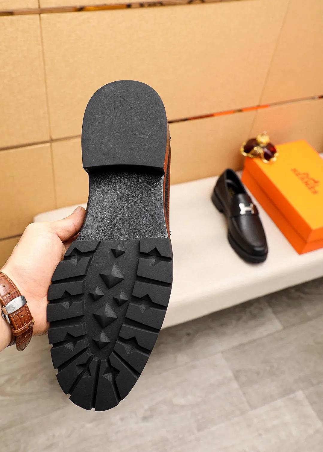 Men's shoes 💰460 💐 Product trademark: HERMES "Hermès" casual leather shoes Regular size: 39-44 (38.45🉑️customized) Product materials: Selected imported first-layer pebbled cowhide leather upper + classic hardware buckle, imported water-dyed 🐂 cowhide lining. Strong three-dimensional visual effect, non-slip and wear-resistant rubber outsole Color: 2⃣️colors available